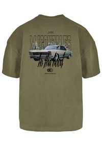 Oliven grøn bomulds T-shirt med grafisk tryk, der viser en vintage bil og teksten "MIGONZALES In tha hood" på ryggen. Kortærmet, rund hals.