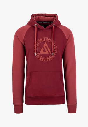 Rote Kapuzenjacke mit einer Fronttasche, Raglansleeves und Kordelzugkapuze. Verfügt über ein rundes Logo mit Text auf der Brust in passendem Farbton.