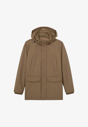 Palton de iarnă maro cu glugă, cu două buzunare verticale pe piept și două buzunare frontale cu clapetă, mâneci lungi și fermoar frontal ascuns de o clapetă.