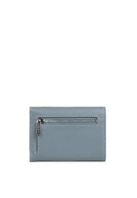 Portafoglio in pelle trapuntata di colore blu chiaro, con una tasca con zip orizzontale e tirazip in argento sul lato anteriore, posizionato su uno sfondo bianco.