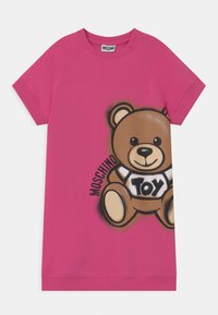 Rosa Kurzarmkleid mit einem verspielten Grafik-Design eines braunen Teddybären und dem Schriftzug "MOSCHINO". Das Kleid hat einen lockeren Schnitt und besteht aus einem weichen Baumwollgemisch.