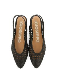 Chaussures slingback noires tissées avec des bouts pointus, présentant des motifs découpés et une semelle intérieure lisse couleur tan. Marque "GIOSEPPO" visible à l'intérieur.
