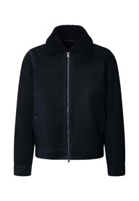Marineblauwe suède jas met een ritssluiting aan de voorkant, een geweven zwart bontkraag en twee voorkruiszakken met drukkers. Gladde afwerking en getailleerde pasvorm.