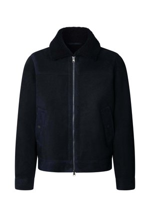 Granatowa zamszowa kurtka z zamkiem z przodu, teksturowanym czarnym futrzanym kołnierzem oraz dwoma przednimi kieszeniami z zatrzaskami. Gładkie wykończenie i dopasowany krój.