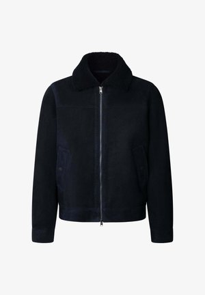 Giacca in suede blu navy con zip frontale, colletto in pelliccia nera testurizzata e due tasche frontali con chiusura a scatto. Finitura liscia e vestibilità sartoriale.