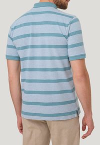 Gestreept polo shirt in lichtblauw met donkerblauwe strepen en korte mouwen. Voorzien van een geribde kraag en zijsplitten voor extra comfort.