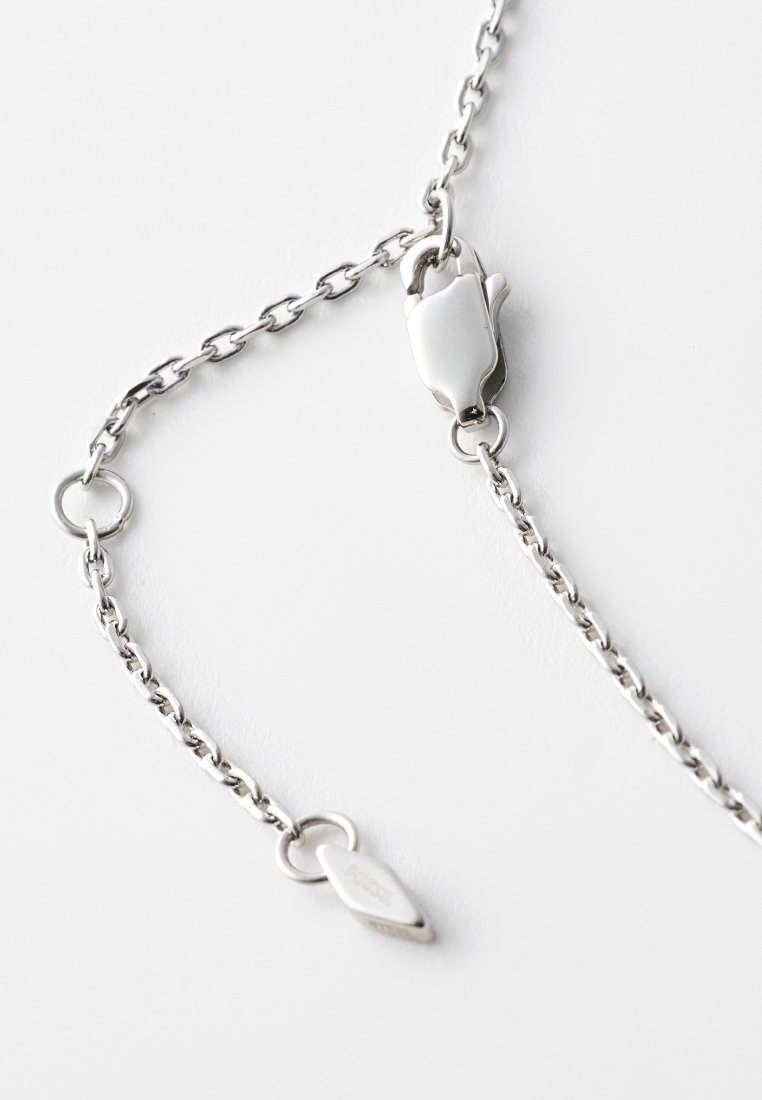 Silberne Metallkettenschnur mit einem Karabinerhaken, dünnem Glieddesign und einem kleinen ovalen Anhänger an einem Ende. Glatte Textur, polierte Oberfläche.