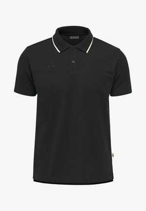 Polo noir en coton, avec un col bordé de blanc. Les détails remarquables incluent un logo discret sur la poitrine et une encolure à boutons.