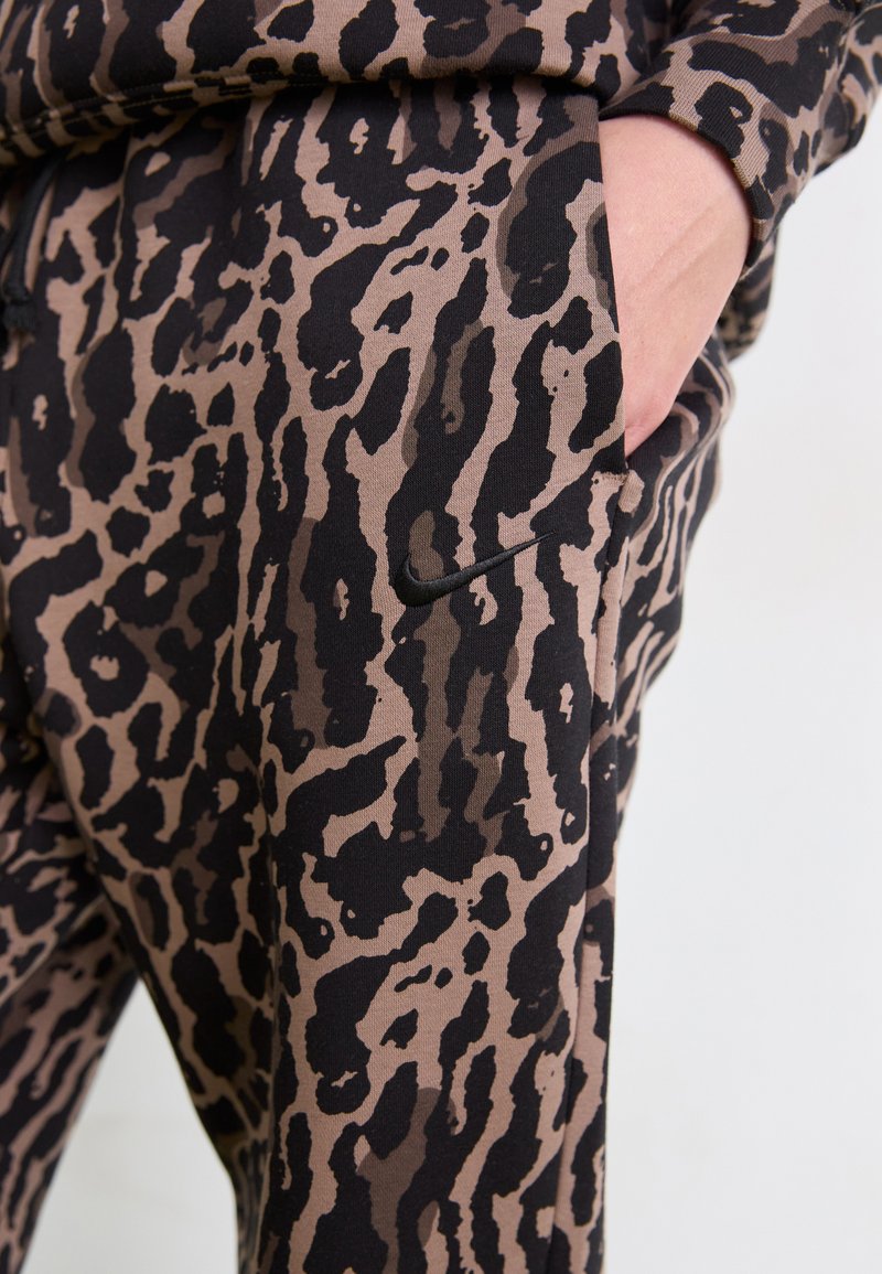 Leopardmønstret sweatpants i beige og sort bomuldsblanding med en sidelomme og en subtil sort logoaccents. Blødt, struktureret stof.