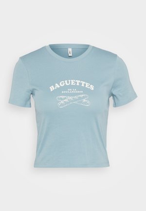 Gaiši zils īsām piedurknēm T-krekls, kas izgatavots no kokvilnas, ar balto grafisko tekstu "BAGUETTES DE LA BOULANGERIE" un krustotiem bagetēm.