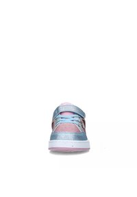 Scarpa sportiva luccicante con upper sintetico rosa e blu, presenta una fascetta regolabile, lacci e una spessa suola bianca. Suola accentuata in rosa.