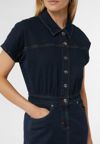 comma TAILLIERTES - Robe en jean - blau