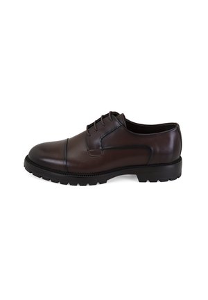 Chaussure en cuir marron avec un bout arrondi, un design à lacets et une semelle en caoutchouc texturée. Accents de couture notables et profil élégant.