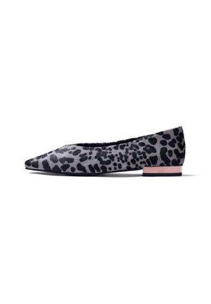 Scarpa bassa con punta appuntita, motivo leopardato grigio e nero e piccolo tacco rosa, mostrata di profilo su sfondo bianco.