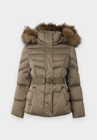 Jachetă de iarnă căptușită în nuanță taupe, cu glugă căptușită cu blană, curea frontală cu cataramă decorativă și buzunare laterale, concepută pentru vreme rece.