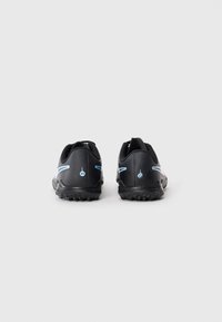 Une paire de chaussures de sport noires avec des accents bleu clair, vue de l'arrière sur un fond blanc uni.