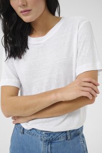 Hvid, kortærmet t-shirt med rund halsudskæring, lavet af struktureret stof, parret med højtaljede denim jeans. Let, afslappet look.