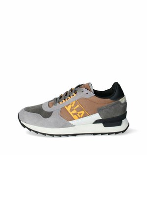 Des baskets avec une tige en daim gris et en nylon marron, arborant un logo jaune, un accent de talon noir et une semelle intermédiaire blanche avec une semelle extérieure noire texturée.