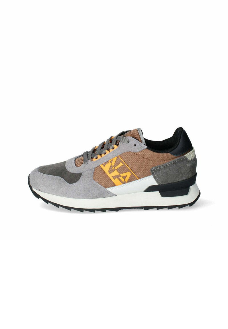 Sneaker con tomaia in suede grigio e nylon marrone, con logo giallo, accento sul tallone nero e suola intermedia bianca con suola esterna nera texturizzata.