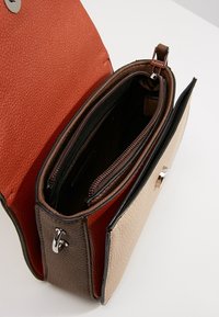 Borsa a più compartimenti in materiale sintetico testurizzato di colore arancione, marrone e beige, dotata di chiusura a scatto metallica e interno a contrasto.