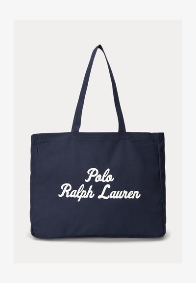Temně modrá taška přes rameno s dvěma popruhy a bílým vyšívaným logem "Polo Ralph Lauren" na přední straně.