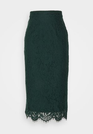 Fustă creion dantelată de culoare verde închis, cu model floral, tiv franjurat și talie netedă. Are buzunare laterale și o siluetă ajustată.