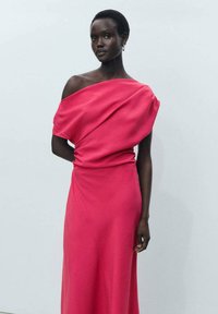 Úzké, off-the-shoulder šaty v živé růžové tkanině s volnými detaily, doplněné jemnou texturou a elegantní siluetou.