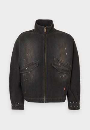Zwarte vervaagde spijkerjas met hoge kraag, ritssluiting aan de voorkant, twee schuin geplaatste klepzakken en lichte verfspatdetails aan de voorkant en mouwen.