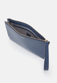 Modrá kožená psaníčko s vysoce kvalitním zipem a zápěstním poutkem, s hladkým povrchem a malým embosovaným logem na přední straně.