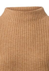 Gehaakte turtleneck trui in beige met een geribbelde textuur. De stof lijkt zacht en comfortabel, met een hoog kraagontwerp zonder versieringen.