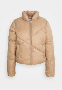 Hnědá péřová bunda s vysokým límcem, která má přední zip a geometrické prošívací vzory, umístěná na bílém pozadí.