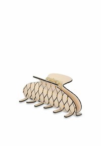 Fermaglio per capelli beige in plastica con motivo trapuntato, dettagli neri e decorazioni dorate. Ha sei denti adatti per una presa sicura.