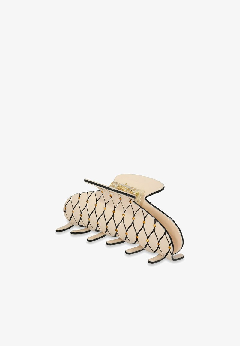 Fermaglio per capelli beige in plastica con motivo trapuntato, dettagli neri e decorazioni dorate. Ha sei denti adatti per una presa sicura.