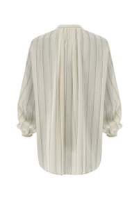 Blouse crème légère avec des bandes grises verticales, coupe décontractée, manches longues bouffantes et détail plissé dans le dos.