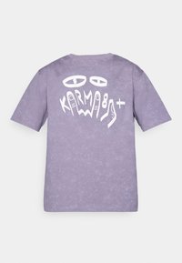 Kurzarm-T-Shirt in hellem Lavendel mit strukturierter Oberfläche. Auf der Rückseite befindet sich ein auffälliges weißes Grafikdesign mit Augen und dem Wort "KARMA".