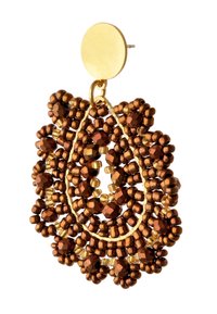 Náušnice ve zlatém tónu s propracovanou korálkovou výzdobou v hnědých odstínech, ve tvaru kapky s texturovaným, vrstveným designem.