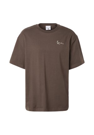 Pruun, lühikeste varrukatega ümara kaelusega T-särk, mille vasakul rinnal on väike valge "Kani" logo.