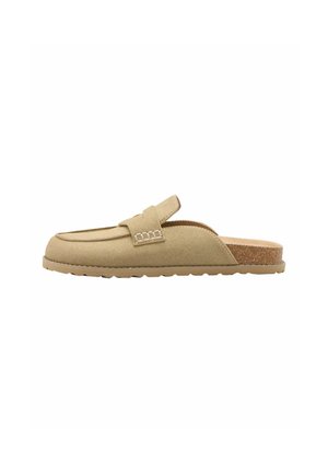Beiger Slip-On-Loafer mit Wildleder-Obermaterial, genähtem Riemendetail, Kork-Fußbett und Gummisohle, seitlich auf weißem Hintergrund gezeigt.