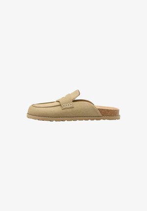 Beiger Slip-On-Loafer mit Wildleder-Obermaterial, genähtem Riemendetail, Kork-Fußbett und Gummisohle, seitlich auf weißem Hintergrund gezeigt.