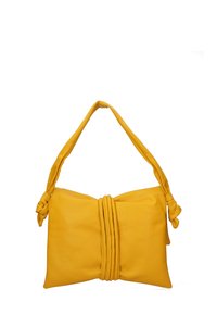 Borsa a tracolla in pelle gialla con una tracolla annodata, caratterizzata da una parte anteriore plissettata e una superficie liscia e testurizzata. Forma rettangolare con bordi morbidi.