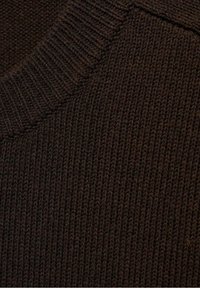 Brązowy sweter z dzianiny z prążkowanym kołnierzem. Tekstura jest miękka, z gęsto tkanymi ściegami i jednolitym kolorem na całej powierzchni.