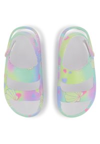 Διαφανείς σανδάλια σε παστέλ αποχρώσεις με πλευρικά κοψίματα, διακοσμημένα με floral σχέδιο. Ελαφρύς σχεδιασμός σε αποχρώσεις πράσινου, ροζ και μπλε.