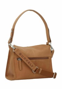 Borsa a tracolla in pelle marrone con un design strutturato, dotata di una tracolla singola, una tasca con zip e dettagli del marchio incisi.