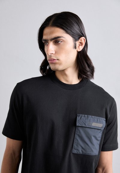 PS Paul Smith MENS POCKET - Print T-shirt - blacks