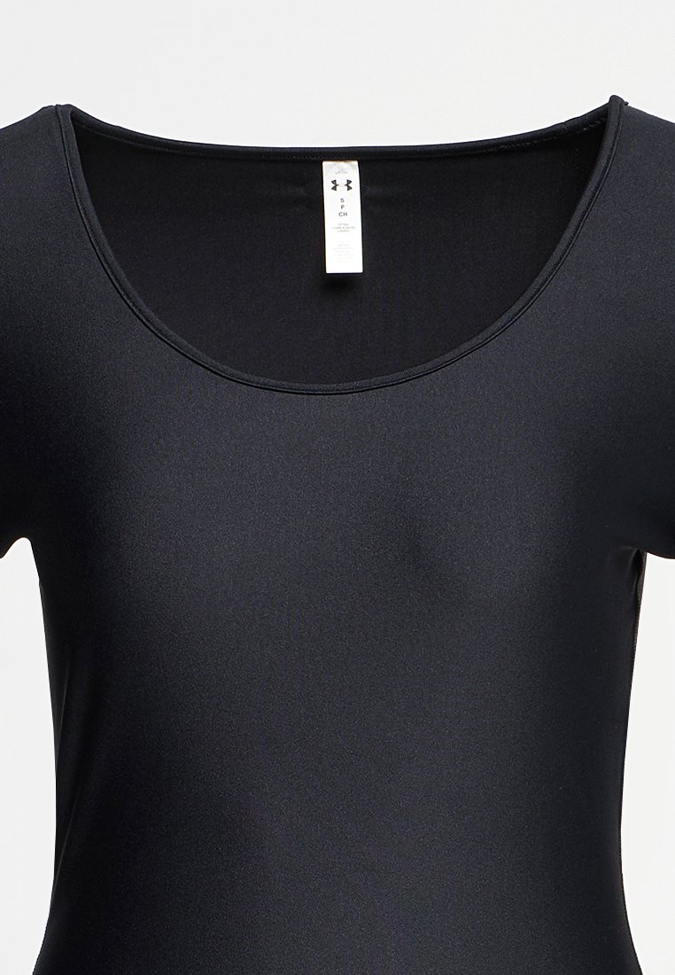 Haut noir ajusté en tissu lisse et extensible avec un décolleté large et des manches courtes ; présente une étiquette de marque au niveau du col.