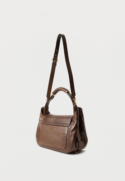 Καφέ δερμάτινη τσάντα χειρός με ρυθμιζόμενο ιμάντα ώμου, καμπυλωτό πάνω χερούλι, μπροστινή τσέπη με καπάκι και εξαρτήματα σε χρυσό τόνο σε απλό φόντο.