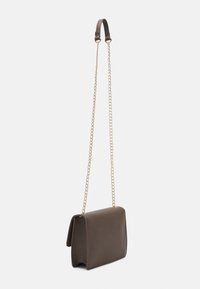 Borsa a spalla in pelle marrone con tracolla in catena dorata, forma rettangolare, texture liscia e chiusura a pattina.
