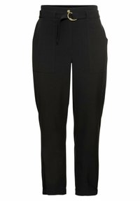Černé zúžené kalhoty s vysokým pasem, předními náprsními kapsami a textilním páskem se zlatou kulatou sponou.