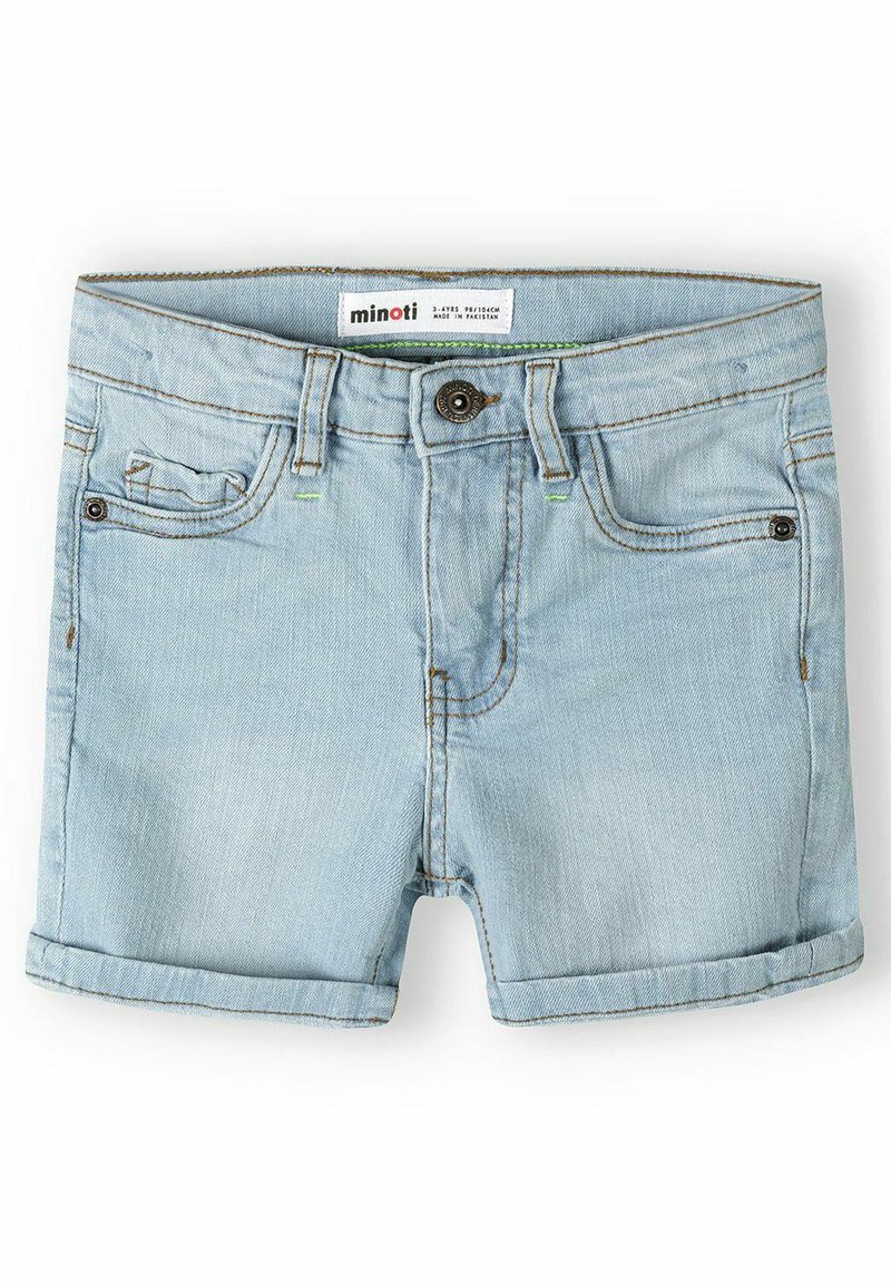 Shorts de mezclilla azul claro con un corte clásico, que presentan dobladillos enrollados, un cierre frontal con botón y detalles de costura en contraste.