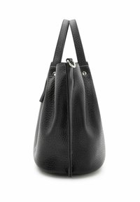 Borsa nera in pelle con una texture a grana, forma affusolata, due manici e un dettaglio in metallo argentato sulla parte superiore.